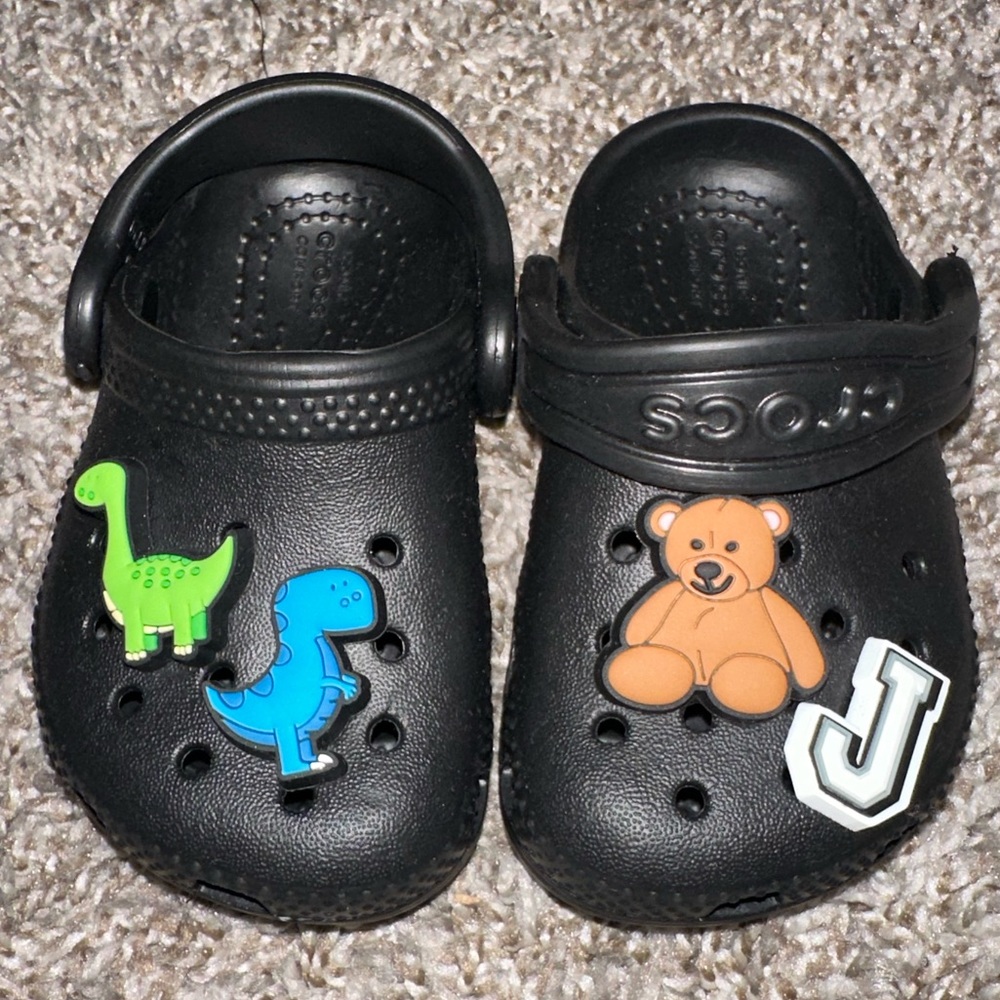 INFANT BABY CROCS SIZE 4 brand new never wore